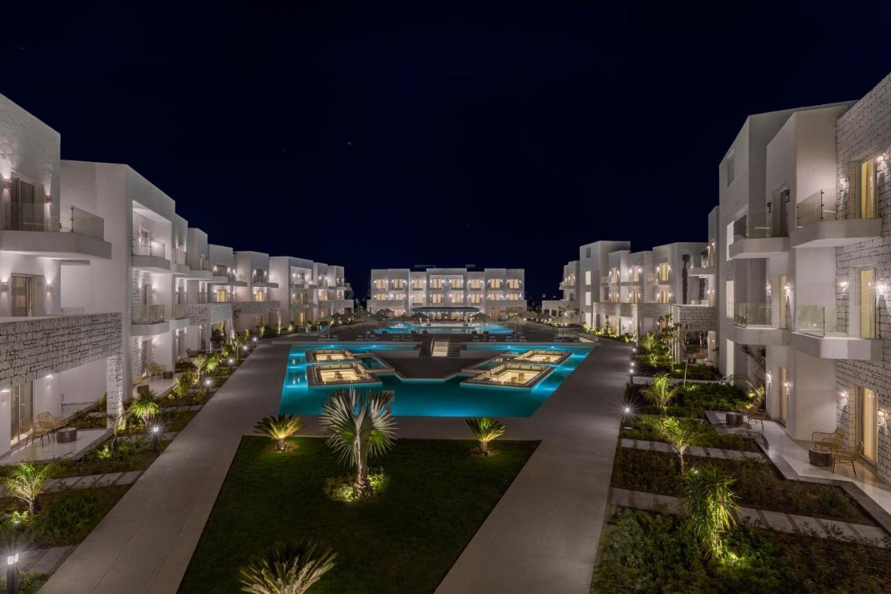 Tanoak Resort Ain Sukhna Exterior photo The resort at night